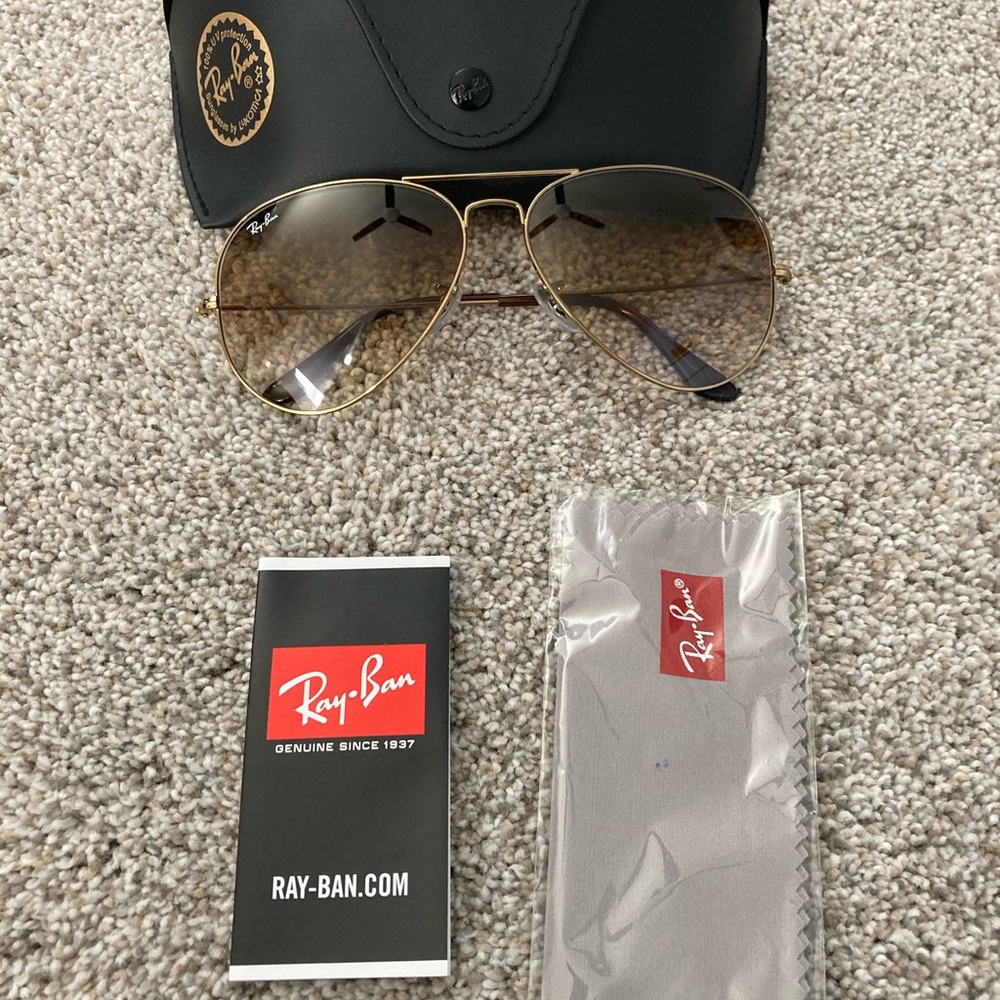 New unused authentic Ray Ban aviators unisex